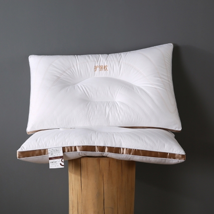 91家纺网 家纺一手货源 找家纺 全棉撞色刺绣绗缝立体护颈枕芯分区羽丝绒助眠枕头定型家用保健枕
