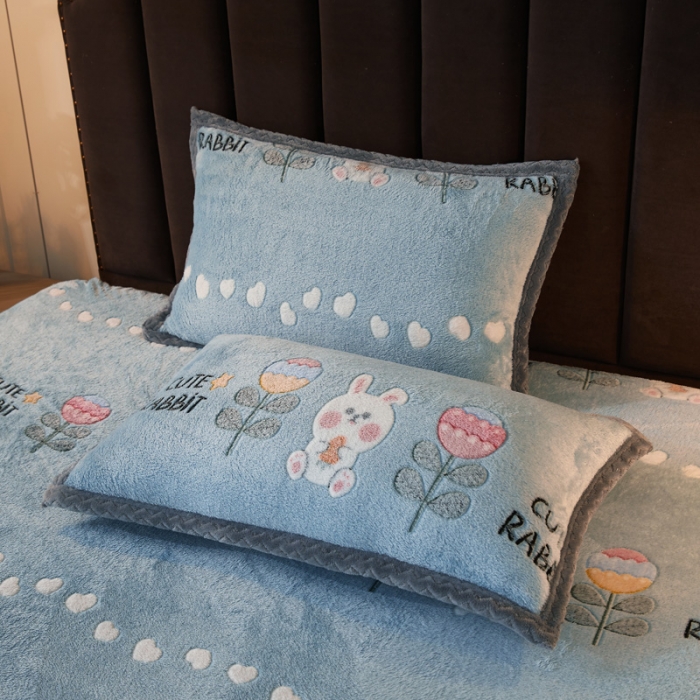 91家纺网 家纺一手货源 找家纺 喜居 2021新款雪花绒单枕套 蓝小兔子