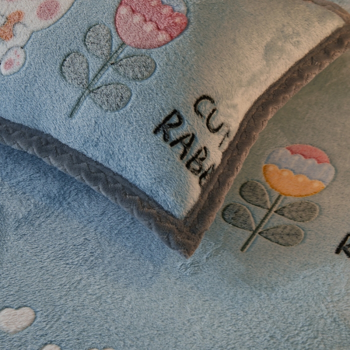 91家纺网 家纺一手货源 找家纺 喜居 2021新款雪花绒单枕套 蓝小兔子