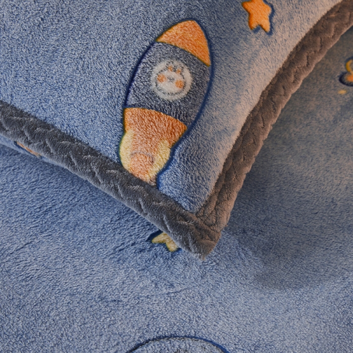 91家纺网 家纺一手货源 找家纺 喜居 2021新款雪花绒单枕套 太空恐龙