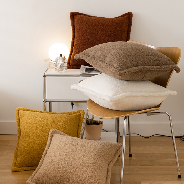 91家纺网 家纺一手货源 找家纺 （总）美茉家居 2021新款颗粒羊毛飞边抱枕