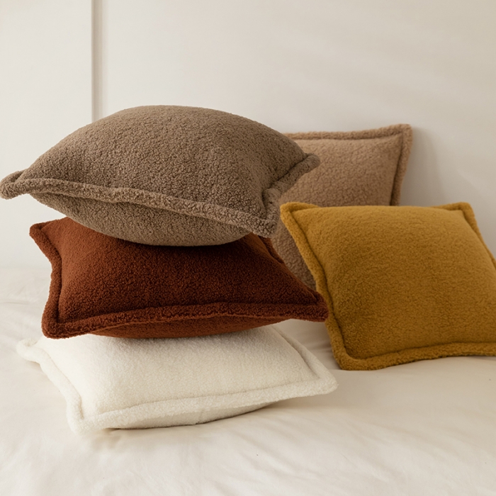 91家纺网 家纺一手货源 找家纺 （总）美茉家居 2021新款颗粒羊毛飞边抱枕