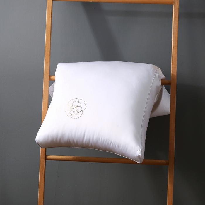 91家纺网 家纺一手货源 找家纺 轻奢日式山茶花天丝面包羽丝绒枕头刺绣成人简约单人枕芯安睡软枕