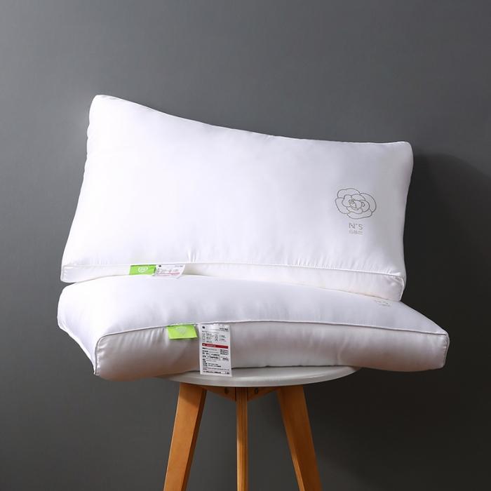 91家纺网 家纺一手货源 找家纺 轻奢日式山茶花天丝面包羽丝绒枕头刺绣成人简约单人枕芯安睡软枕