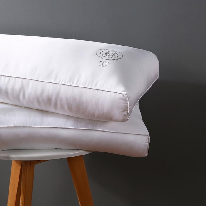 91家纺网 家纺一手货源 找家纺 轻奢日式山茶花天丝面包羽丝绒枕头刺绣成人简约单人枕芯安睡软枕