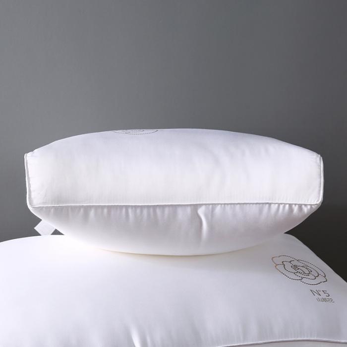 91家纺网 家纺一手货源 找家纺 轻奢日式山茶花天丝面包羽丝绒枕头刺绣成人简约单人枕芯安睡软枕