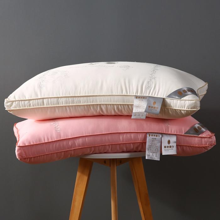 91家纺网 家纺一手货源 找家纺 轻奢 真丝蚕蛹蛋白羽丝绒枕头刺绣成人护颈单人枕芯舒适软枕
