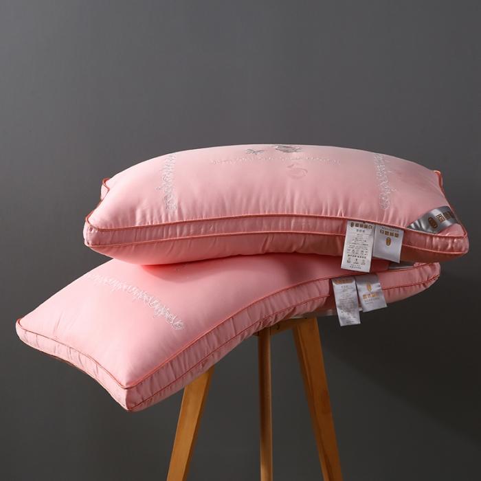 91家纺网 家纺一手货源 找家纺 轻奢 真丝蚕蛹蛋白羽丝绒枕头刺绣成人护颈单人枕芯舒适软枕