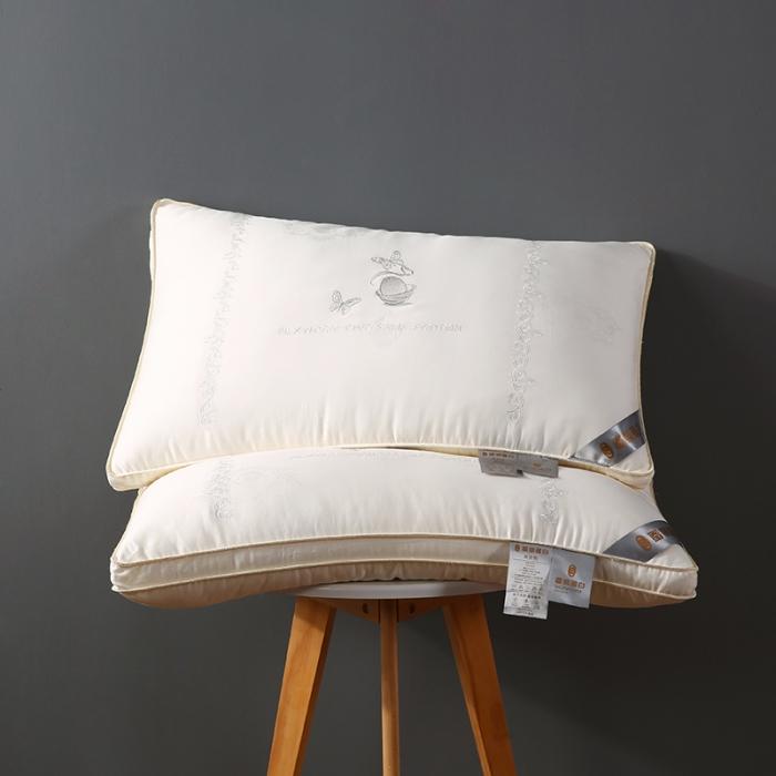 91家纺网 家纺一手货源 找家纺 轻奢 真丝蚕蛹蛋白羽丝绒枕头刺绣成人护颈单人枕芯舒适软枕
