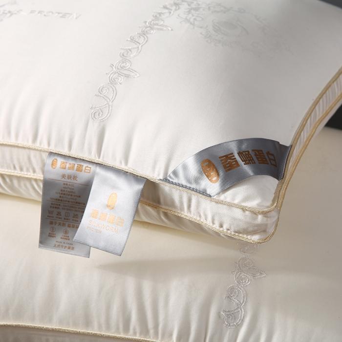 91家纺网 家纺一手货源 找家纺 轻奢 真丝蚕蛹蛋白羽丝绒枕头刺绣成人护颈单人枕芯舒适软枕