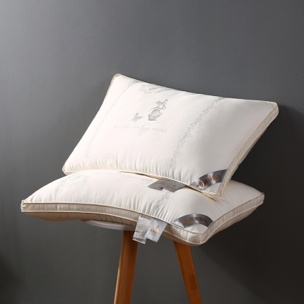 91家纺网 家纺一手货源 找家纺 轻奢 真丝蚕蛹蛋白羽丝绒枕头刺绣成人护颈单人枕芯舒适软枕