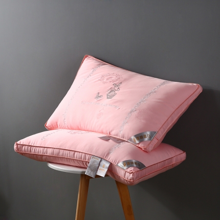 91家纺网 家纺一手货源 找家纺 轻奢 真丝蚕蛹蛋白羽丝绒枕头刺绣成人护颈单人枕芯舒适软枕