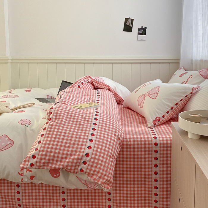 91家纺网 家纺一手货源 找家纺 雅居纺家纺 2022新款13070全棉印花四件套 草莓蝴蝶结