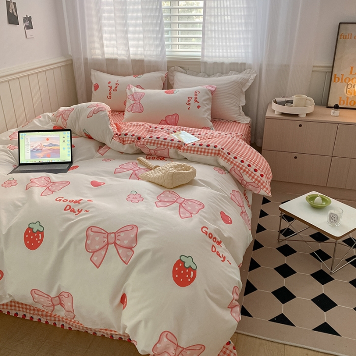 91家纺网 家纺一手货源 找家纺 雅居纺家纺 2022新款13070全棉印花四件套 草莓蝴蝶结
