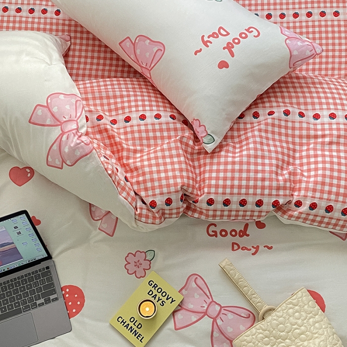 91家纺网 家纺一手货源 找家纺 雅居纺家纺 2022新款13070全棉印花四件套 草莓蝴蝶结