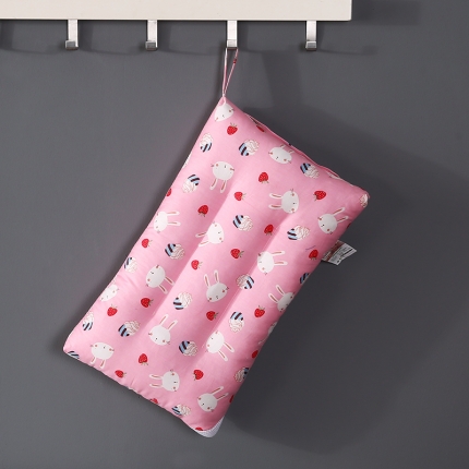 91家纺网 家纺一手货源 找家纺 全棉印花儿童经典卡通图案可水洗枕头定型呵护枕芯婴童软枕