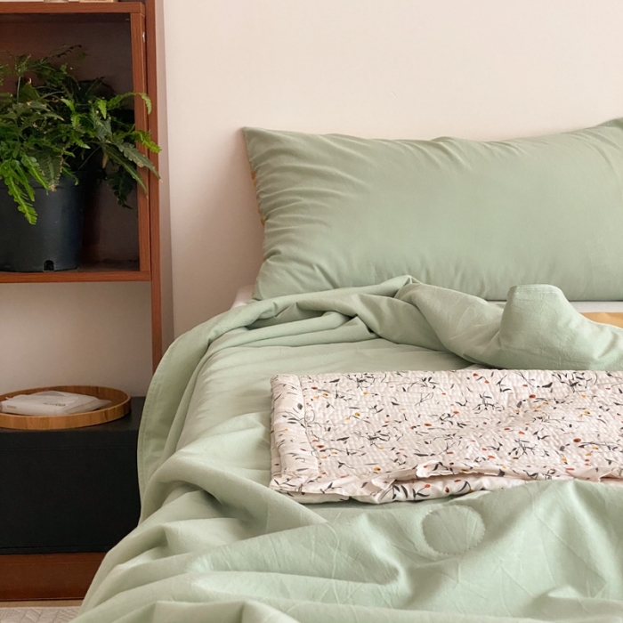 91家纺网 家纺一手货源 找家纺 梦享生活2022新款水洗棉双拼大豆纤维夏被 淡雅绿双拼蜂蜜黄