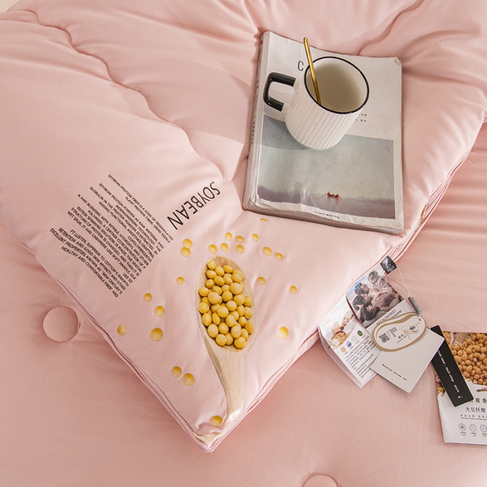 91家纺网 家纺一手货源 找家纺 丽卡家纺 2023新款相亲相爱系列大豆被子被芯子母被 粉色