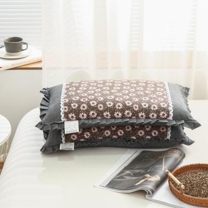 91家纺网 家纺一手货源 找家纺 明星枕业 2022新款韩式全棉棉绒花边荞麦壳枕 花边咖色菊花30*50cm