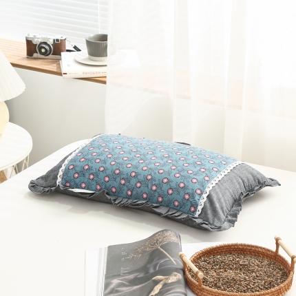 91家纺网 家纺一手货源 找家纺 明星枕业 2022新款韩式全棉棉绒花边荞麦壳枕 花边蓝粉花30*50cm