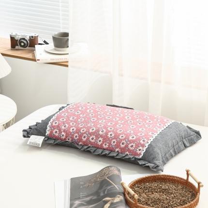 91家纺网 家纺一手货源 找家纺 明星枕业 2022新款韩式全棉棉绒花边荞麦壳枕 花边粉菊花30*50cm