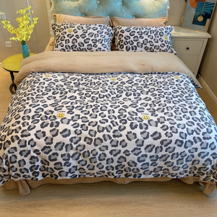 91家纺网 家纺一手货源 找家纺 棉生活家纺 2021新款冰岛臻棉绒印花四件套 豹纹笑脸