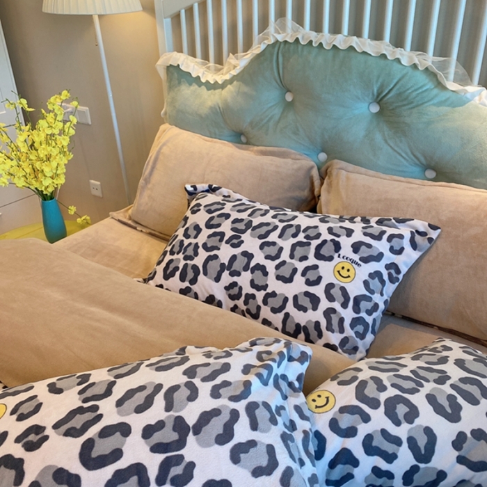 91家纺网 家纺一手货源 找家纺 棉生活家纺 2021新款冰岛臻棉绒印花四件套 豹纹笑脸