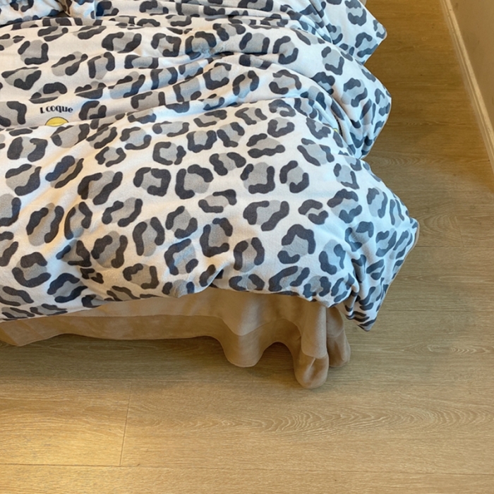 91家纺网 家纺一手货源 找家纺 棉生活家纺 2021新款冰岛臻棉绒印花四件套 豹纹笑脸