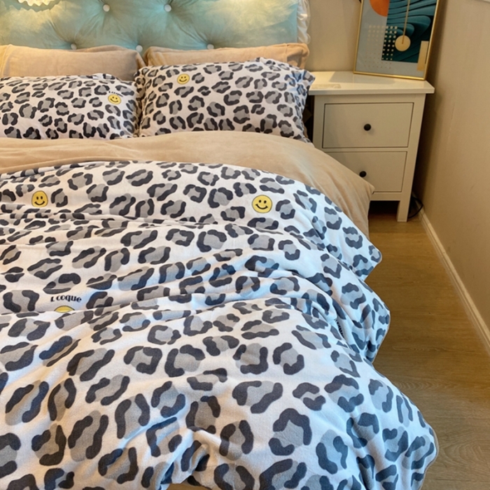 91家纺网 家纺一手货源 找家纺 棉生活家纺 2021新款冰岛臻棉绒印花四件套 豹纹笑脸