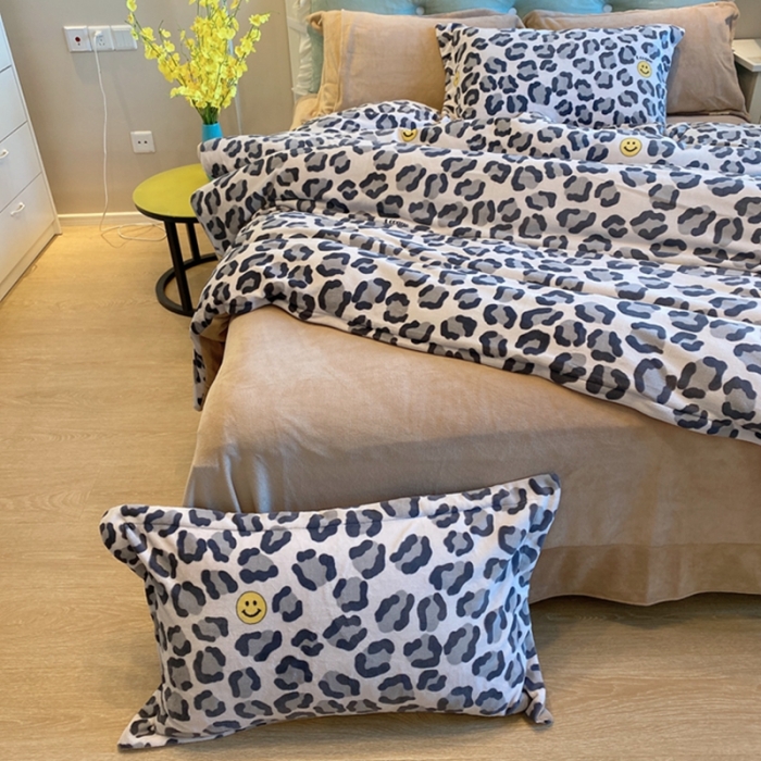 91家纺网 家纺一手货源 找家纺 棉生活家纺 2021新款冰岛臻棉绒印花四件套 豹纹笑脸