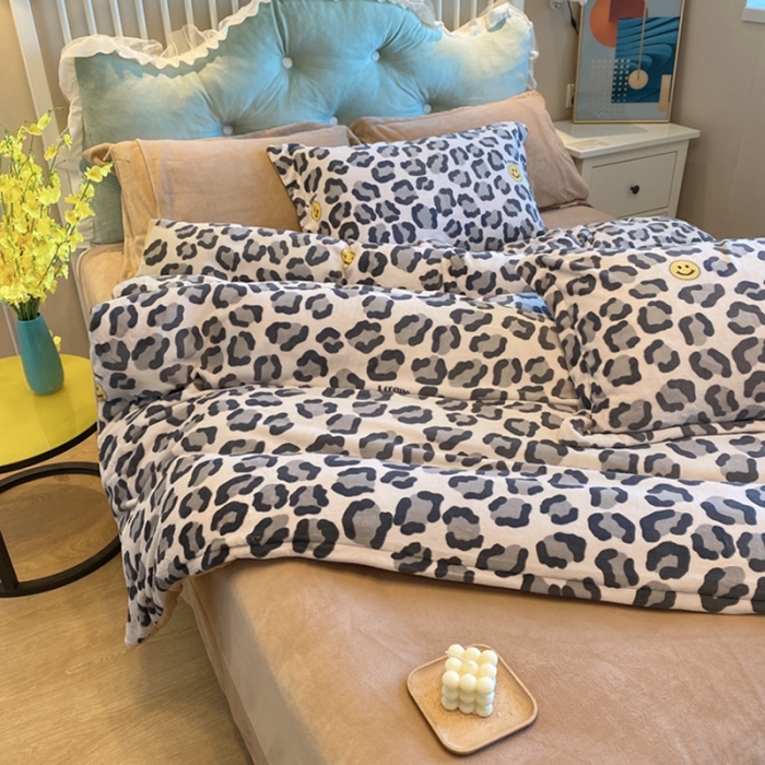 91家纺网 家纺一手货源 找家纺 棉生活家纺 2021新款冰岛臻棉绒印花四件套 豹纹笑脸