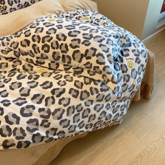 91家纺网 家纺一手货源 找家纺 棉生活家纺 2021新款冰岛臻棉绒印花四件套 豹纹笑脸