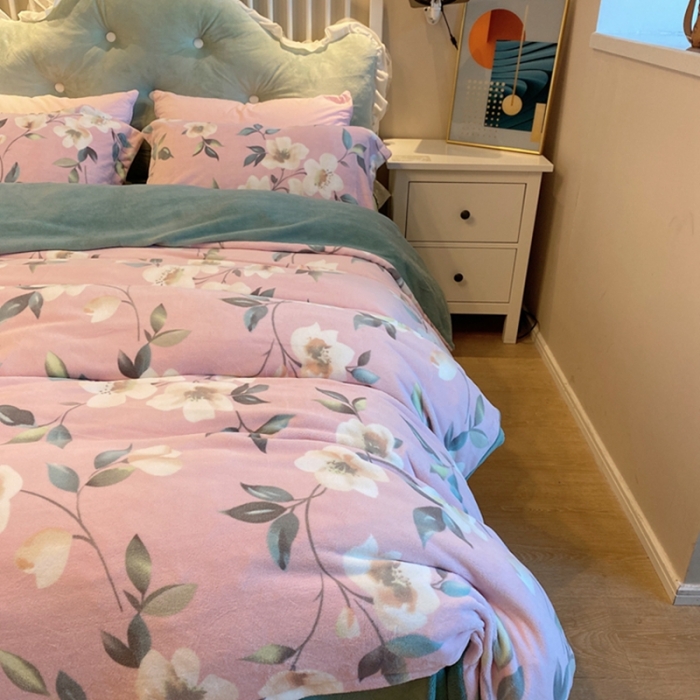 91家纺网 家纺一手货源 找家纺 棉生活家纺 2021新款冰岛臻棉绒印花四件套 明媚粉