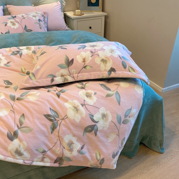 91家纺网 家纺一手货源 找家纺 棉生活家纺 2021新款冰岛臻棉绒印花四件套 明媚粉