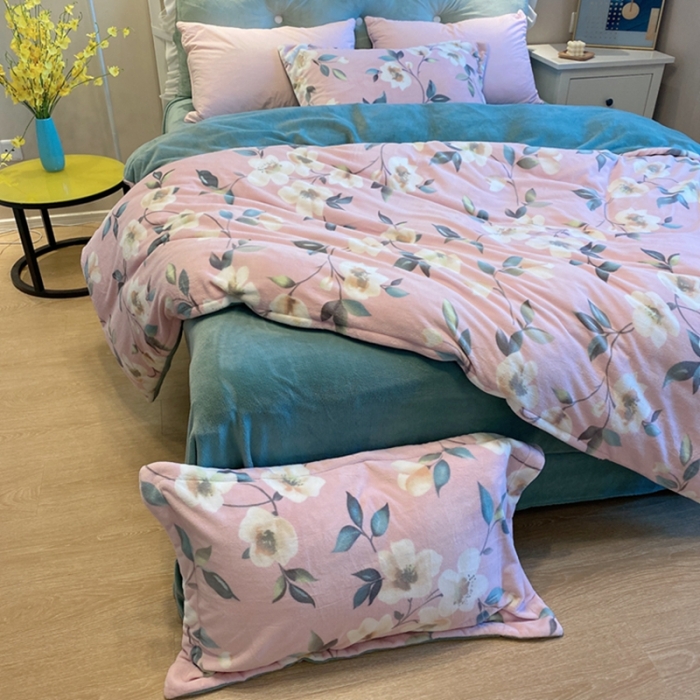 91家纺网 家纺一手货源 找家纺 棉生活家纺 2021新款冰岛臻棉绒印花四件套 明媚粉