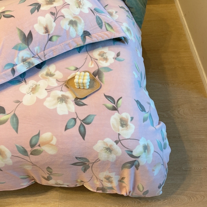 91家纺网 家纺一手货源 找家纺 棉生活家纺 2021新款冰岛臻棉绒印花四件套 明媚粉