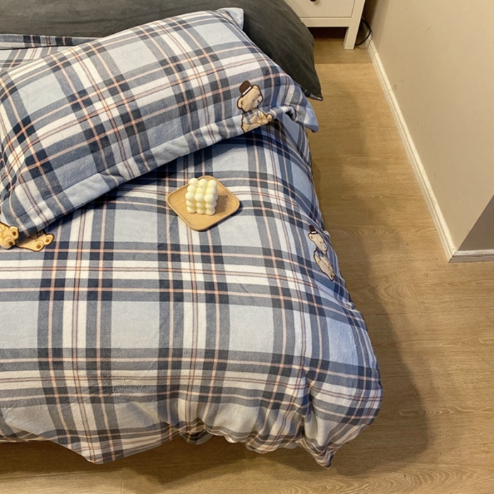 91家纺网 家纺一手货源 找家纺 棉生活家纺 2021新款冰岛臻棉绒印花四件套 皮皮熊兰灰