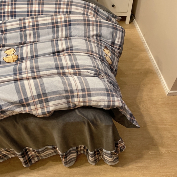 91家纺网 家纺一手货源 找家纺 棉生活家纺 2021新款冰岛臻棉绒印花四件套 皮皮熊兰灰