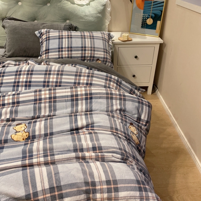 91家纺网 家纺一手货源 找家纺 棉生活家纺 2021新款冰岛臻棉绒印花四件套 皮皮熊兰灰