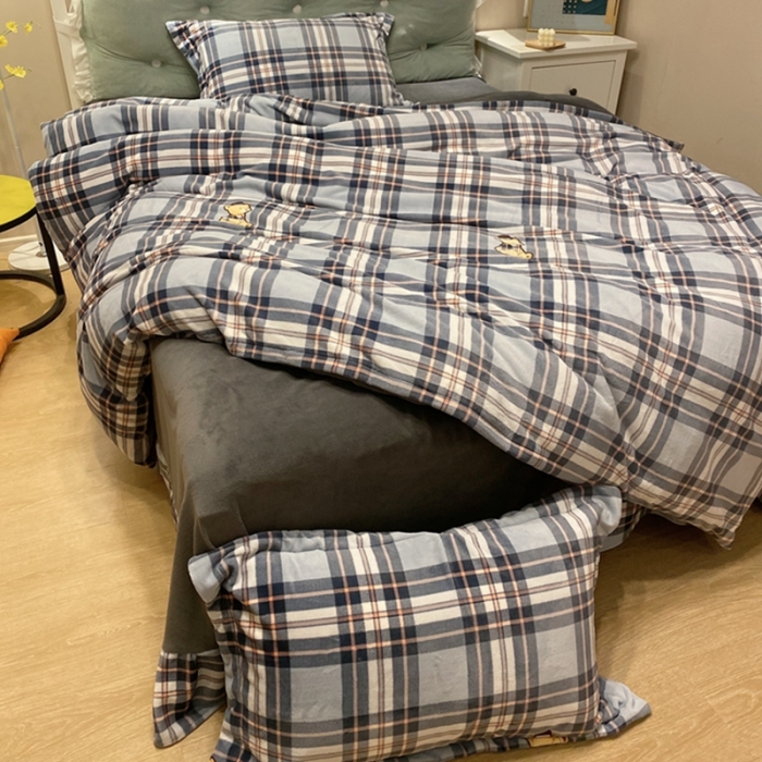 91家纺网 家纺一手货源 找家纺 棉生活家纺 2021新款冰岛臻棉绒印花四件套 皮皮熊兰灰