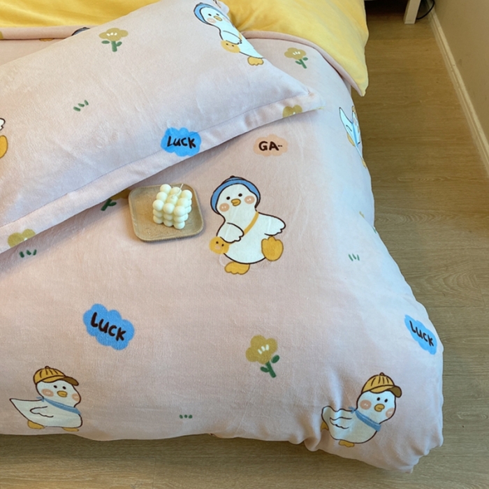 91家纺网 家纺一手货源 找家纺 棉生活家纺 2021新款冰岛臻棉绒印花四件套 顽皮鸭