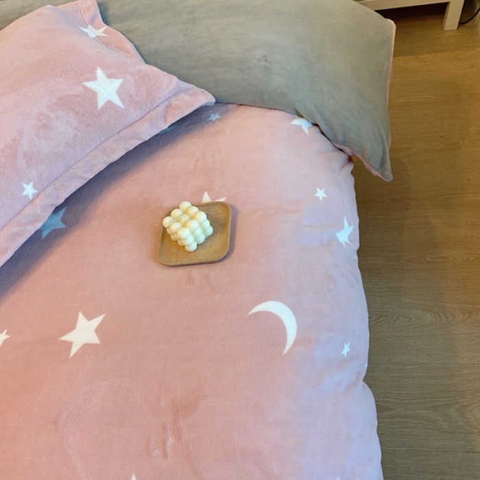 91家纺网 家纺一手货源 找家纺 棉生活家纺 2021新款冰岛臻棉绒印花四件套 星月神话粉