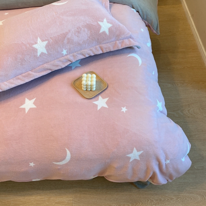 91家纺网 家纺一手货源 找家纺 棉生活家纺 2021新款冰岛臻棉绒印花四件套 星月神话粉