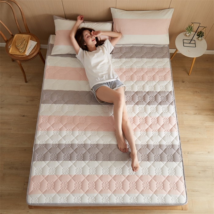 91家纺网 家纺一手货源 找家纺 优眠坊 2025新款全棉色织水洗棉夹棉床笠 粉咖条纹