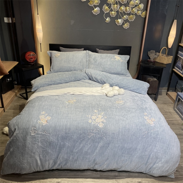 91家纺网 家纺一手货源 找家纺 玖玖爱家纺 2022新款德芙绒绣花四件套 紫灰