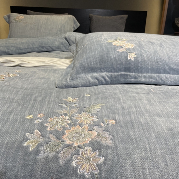 91家纺网 家纺一手货源 找家纺 玖玖爱家纺 2022新款德芙绒绣花四件套 紫灰