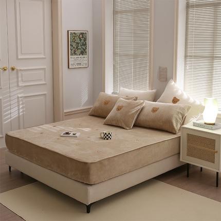 91家纺网 家纺一手货源 找家纺 期遇家居 2022新款高端宝宝绒暖绒刺绣小熊绗缝床笠夹棉加厚 床笠咖