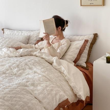 91家纺网 家纺一手货源 找家纺 桔子家纺 2022春夏新品云朵泡泡纱四件套模特图 南瓜色