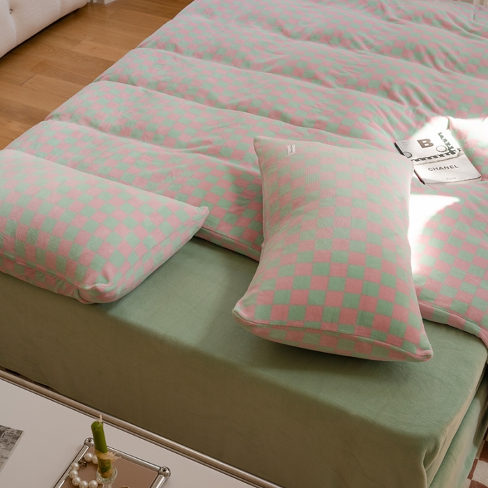 91家纺网 家纺一手货源 找家纺 洋铭区 2022新款双色棋盘格四件套 庄园粉格