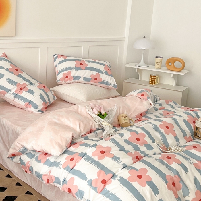 91家纺网 家纺一手货源 找家纺 昔可家纺 2022新款13372全棉普通款花花系列四件套 竖条粉花花